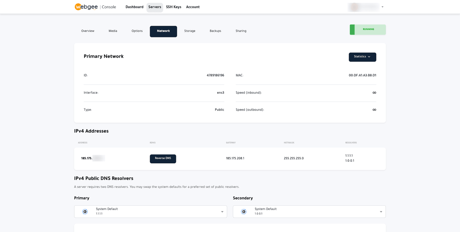 La pestaña Network con los datos de la red principal, una fila de dirección IPv4 con un botón Reverse DNS, la puerta de enlace, la máscara de red y los resolvedores, y selectores de resolvedor DNS primario y secundario con los valores predeterminados del sistema