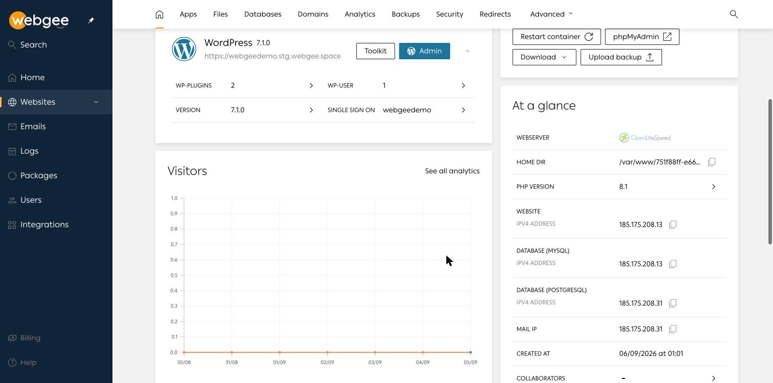 La présentation d'un site WordPress Cloud avec la carte de l'application WordPress, les boutons Toolkit et Admin, les liens rapides et l'encadré At a glance indiquant OpenLiteSpeed et PHP 8.1