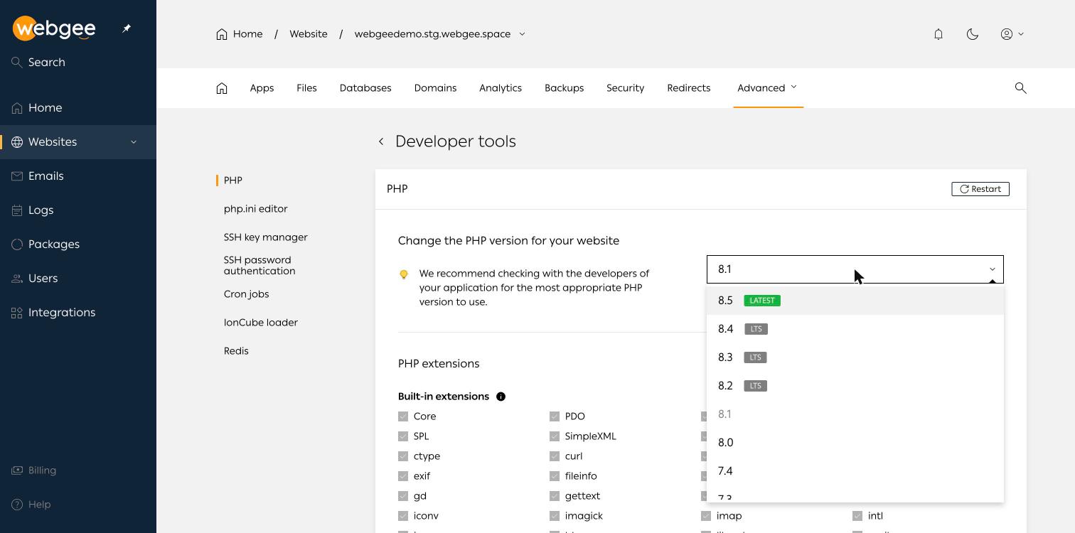 Le panneau PHP de Developer tools dans WordPress Cloud, avec la liste déroulante des versions ouverte : 8.5 marquée LATEST et 8.4, 8.3 et 8.2 marquées LTS, au-dessus de la liste des extensions intégrées